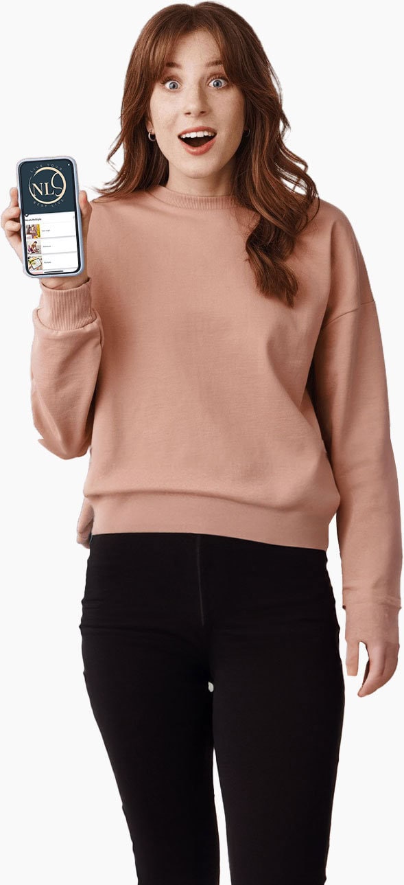 NewLifeStyle-App-full-(1) Junge Frau hält Smartphone mit geöffneter NewLifeStyle-App, die gesunde Gewohnheiten und Wohlbefinden unterstützt